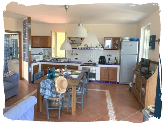 Villa Delfino Blu in stile Mediterraneo a Santo Stefano di Camastra con accesso diretto al mare.